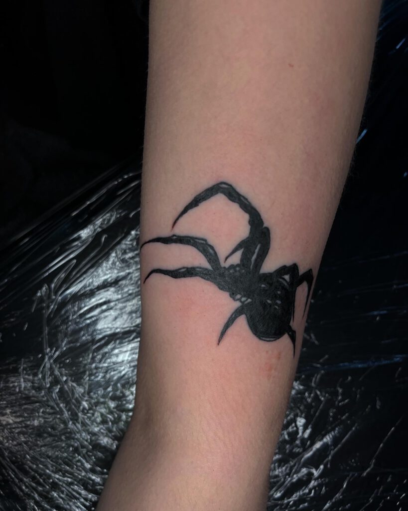 Schwarze Witwe - Gestochen